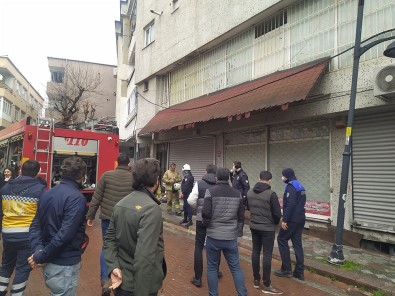 Zeytinburnu'nda Bodrum Katında Yangın Açıklaması 1'İ Ağır 2 Kişi Yaralandı