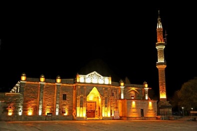 Aksaray'da Tarihi Ulu Cami'de Yapılan Işıklandırma Çalışmaları Tamamlandı