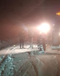 Aniden Bastıran Kar Yağışında Köy Yolunda Mahsur Kaldılar