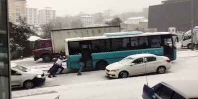 Arnavutköy'de Özel Halk Otobüsü Ve Ambulans Yolda Kaldı
