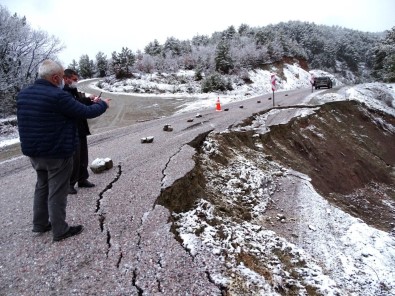 Aşırı Yağışlar Nedeniyle Yolda Göçük Ve Derin Çatlaklar Meydana Geldi