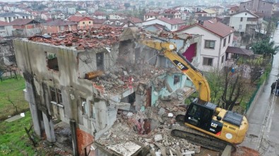 Başiskele'de Ağır Hasarlı Bina Yıkıldı