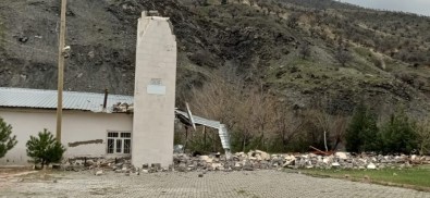 Batman'da Şiddetli Rüzgar Cami Minaresini Yıktı