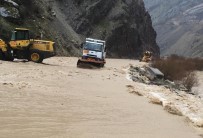 Hakkari-Çukurca Karayolu Sel Nedeniyle Kapandı Haberi