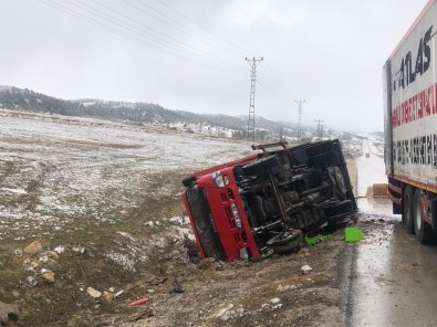 Karaman'da Devrilen Kamyonetin Sürücüsü Yara Almadan Kurtuldu