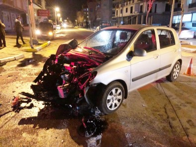 Kırmızı Işıkta Geçen Otomobil İtfaiye Aracına Çarptı Açıklaması 2 Yaralı