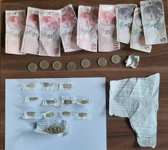 Polisi Gördü Kaçarken Yakalandı, Üzerinden Uyuşturucu Çıktı