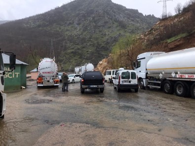 Şemdinli-Derecik Karayolu Sel Nedeniyle Kapandı