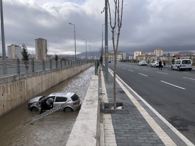 Sürücüsünün Direksiyon Hakimiyetini Kaybettiği Otomobil Kanala Uçtu
