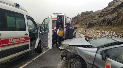Uşak'ta Trafik Kazası; 3 Yaralı
