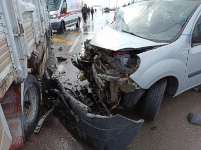 Aksaray'da Hafif Ticari Araçla Kamyonet Çarpıştı Açıklaması 3 Yaralı