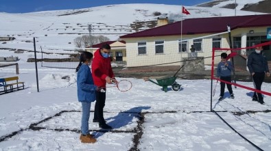 Çocuklar 'Orda Bir Köy Var Uzakta' Projesiyle İlk Kez Badminton İle Tanıştı