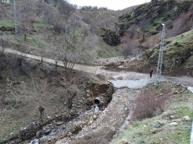 Heyelan Nedeniyle Kapanan Köy Yolu, Ulaşıma Açıldı