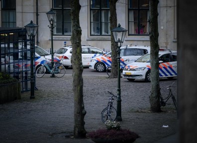 Hollanda Parlamentosu'ndaki Bomba İhbarı Asılsız Çıktı