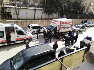 Mardin'de Kamyonet İle Motosiklet Çarpıştı Açıklaması 1 Yaralı