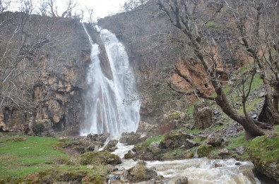 Şırnak'ta Sağanak Yağışın Ardından Şelaleler Oluştu