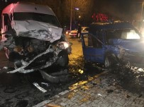 Sultanbeyli'de Kısıtlamayı Delen Sürücü Minibüs İle Kafa Kafa Çarpıştı Açıklaması 2 Yaralı Haberi