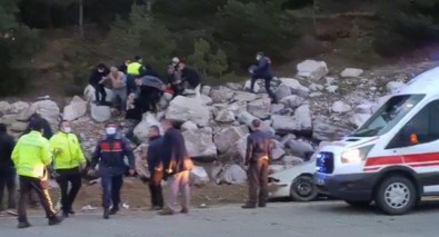 Yoldan Çıkan Otomobil Kayalıklara Çarptı Açıklaması 1 Ölü, 1 Yaralı