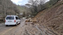 Zonguldak'taki Heyelan İki Mahalleye Giden Yolu Kapattı