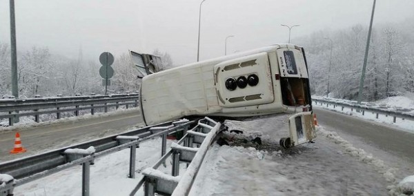 İşçi servisi devrildi! Çok sayıda yaralı...