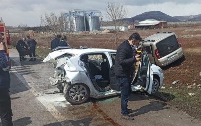 Amasya'da İki Araç Çarpıştı Açıklaması 8 Yaralı