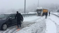 Bartın'da Kar Yağışının Ardından Araçlar Yolda Kaldı