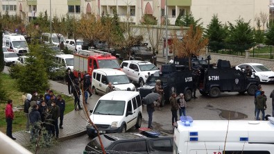 Diyarbakır'da Rehine Krizi Açıklaması Rehin Aldığı 3 Kişiyi Silahla Vurarak Yaraladı, Operasyonla Kıskıvrak Yakalandı