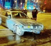 E-5'Te Seyir Halinde Olan Otomobil Direğe Çarpıp Takla Attı Açıklaması 2 Yaralı