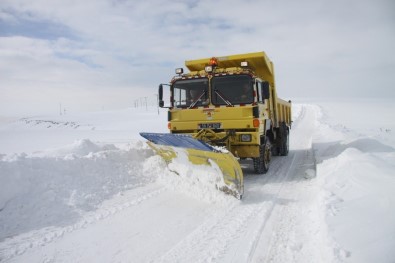 Erzincan'da Kar Ve Tipiden 102 Köy Yolu Ulaşıma Kapandı