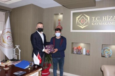 Hizan Kaymakamı Yelek, Bilgi Yarışmasında Birinci Olan Öğrencileri Kabul Etti