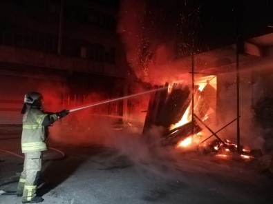 İzmir'de Mobilya Atölyesinde Korkutan Yangın