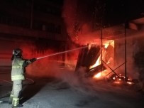 İzmir'de Mobilya Atölyesinde Korkutan Yangın Haberi