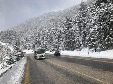 Kar Kılınlığının 1 Metreye Ulaştığı Antalya-Konya Karayolunda Kartpostallık Görüntüler