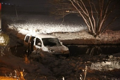 Kar Nedeniyle Kayan Kamyonet Su Kanalına Düştü