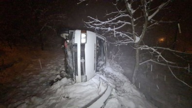 Karda Kayan Minibüs Yoldan Çıkıp Bahçeye Uçtu Açıklaması 4 Yaralı