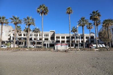 Marmaris'te Belediye Binasının Yıkımı Başladı