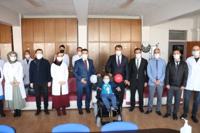 Öğretmenlerden Bedensel Engelli Öğrenciye Tekerlekli Sandalye