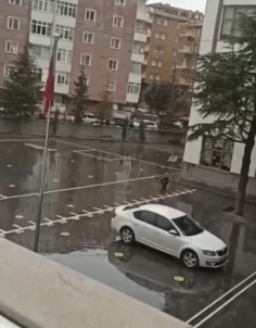 Şiddetli Yağmura Rağmen Tek Başına İstiklal Marşı Okudu