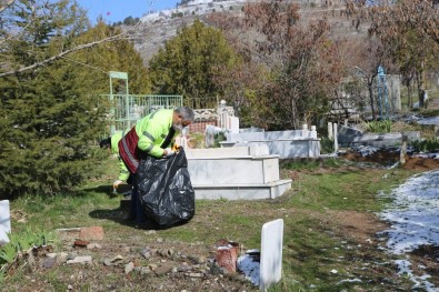 Elazığ'ın Mahalle Mezarlıklarında Kapsamlı Temizlik