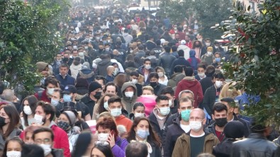 Kısıtlama Öncesi İstiklal Caddesi'nde İnsan Seli