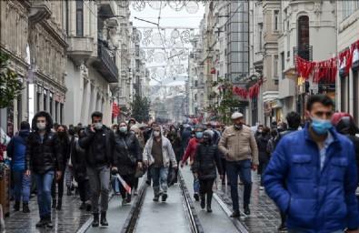 Kısıtlamasız cumartesi gününde insanlar sokaklara akın etti