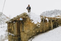 Konya'da Toprak Damlı Evlerde Kar Kürüme Mesaisi