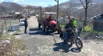 Yolda Kalan Traktörü Motosiklet İle Çektiler Haberi