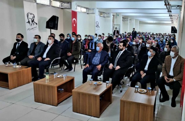 Ödüllü yazar Ümit Özdemir memleketi Şırnak'da konferans verdi!