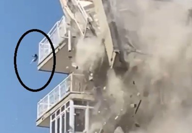 Bina Yıkılırken Düşen Kedi Ağır Yaralandı Açıklaması O Anlar Kamerada