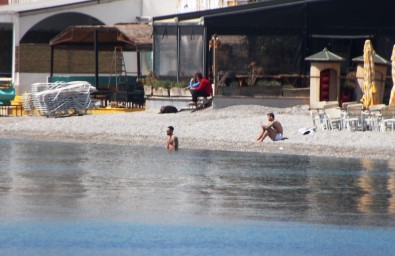 Bodrum'da 3 Bin 150 Lira Cezayı Göze Alıp Denize Girdiler, Balık Tuttular