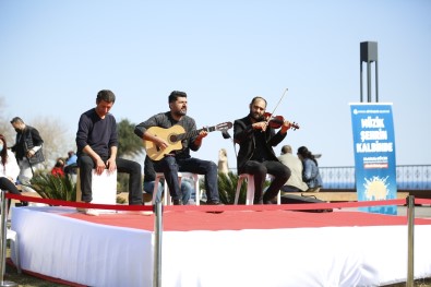 Canlı Müzik Performansı 'Müzik Şehrin Kalbinde' Moral Veriyor