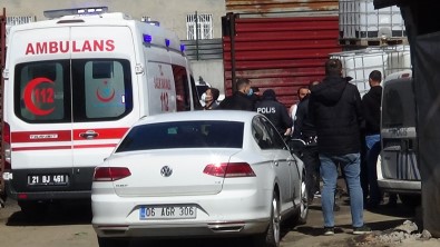 Diyarbakır'da Silahlı Bir Grup İş Yerini Yayılım Ateşine Tuttu Açıklaması 3 Yaralı