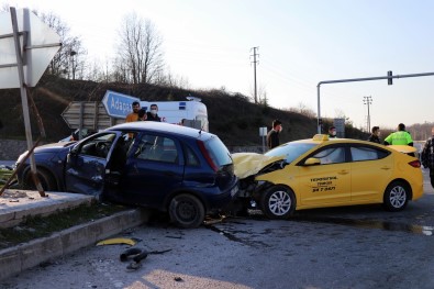 Duble Yolda Ticari Taksi İle Otomobil Çarpıştı Açıklaması 1'İ Ağır, 1'İ Çocuk Toplam 4 Yaralı