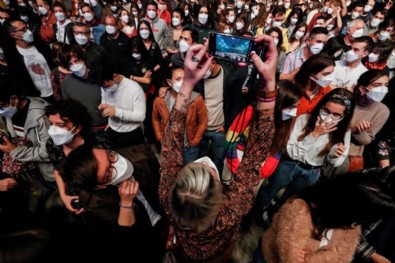 İspanya'da 5 bin kişilik koronavirüs deneyi!